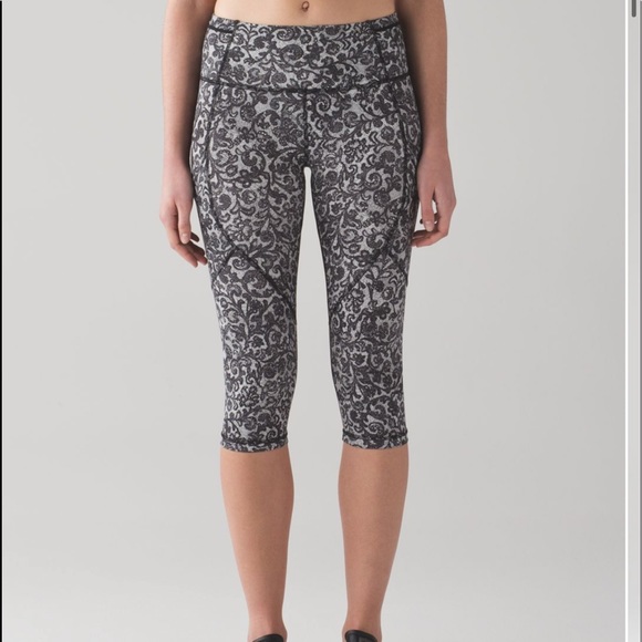 Lululemon Outrun Crop size 6
Mini Cinder Lace White Black / Black - Picture 13 of 15